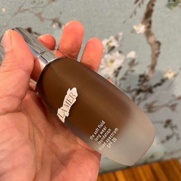 La Mer The Soft Fluid Long Wear Foundation Shade 410 Espresso 1 oz. 30 ml - Picture 3 of 5